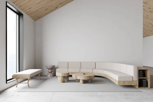 Dachboden weißes Wohnzimmer mit Sofa — Stockfoto