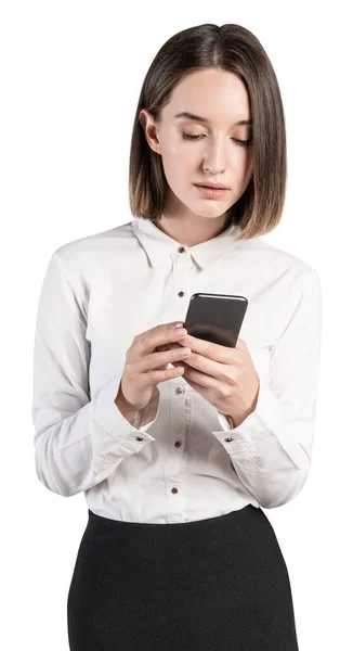 Ernstige jonge zakenvrouw op zoek naar telefoon — Stockfoto