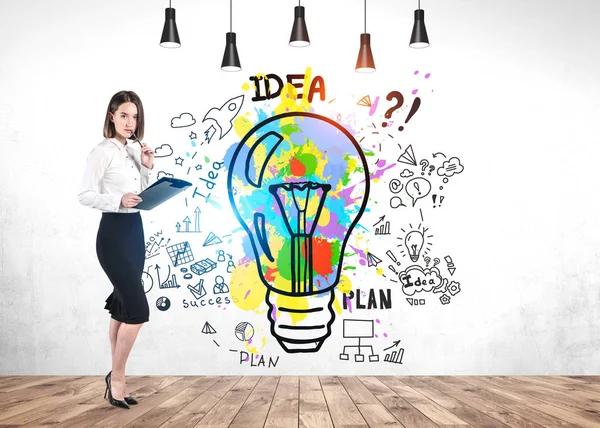 Donna con appunti e la sua idea di business — Foto Stock