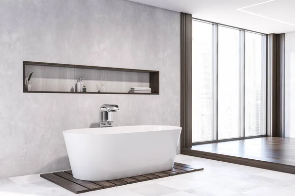 Weiße Badezimmerecke mit Badewanne und Regal — Stockfoto