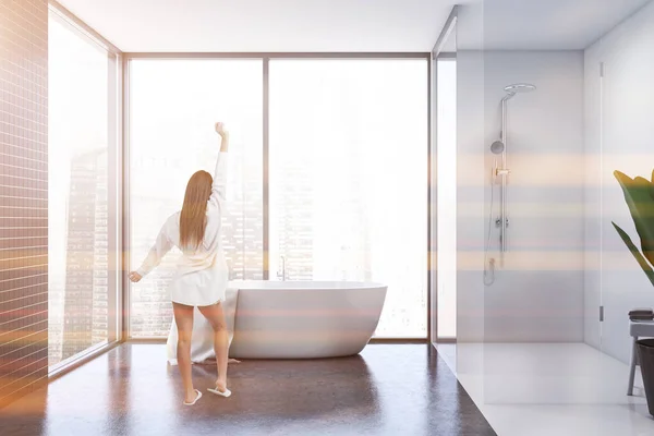 Kobieta w białej łazience z wanną i prysznicem — Zdjęcie stockowe