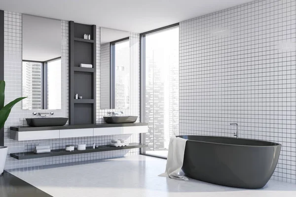 Carrelage blanc coin salle de bain avec baignoire et lavabo — Photo