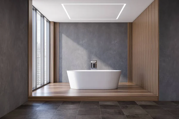 Salle de bain en bois gris et foncé avec baignoire — Photo