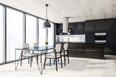 Panoramik siyah mutfak köşesi, ada ve masa