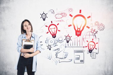 Kitaplarla gülümseyen kadın ve onun iş fikri