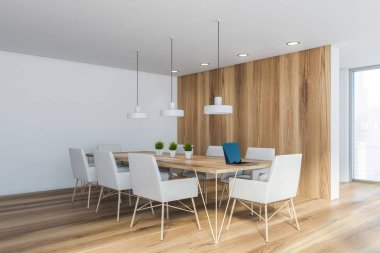 Beyaz ve ahşap toplantı odası köşesi