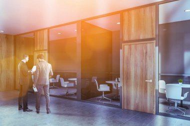 İş adamları ortak çalışma tarzında konuşuyor.