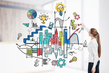 Ofiste renkli çizimler yapan bir kadın.