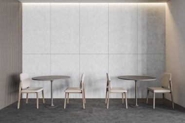 Yuvarlak masalı beyaz bir restoran.