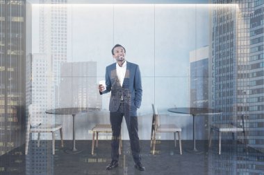 Modern restoranda Afrikalı işadamı