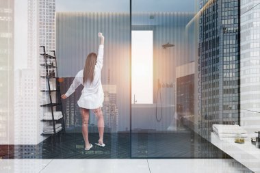 Duş ile gri banyoda Kadın