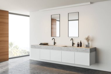 Çift lavabo beyaz ve ahşap banyoda.