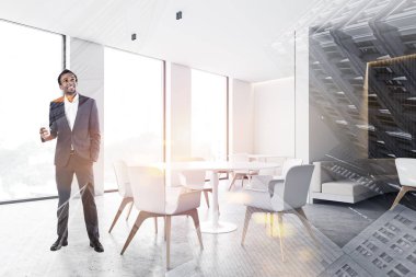 Afrikalı adam şık bir kafenin içinde.