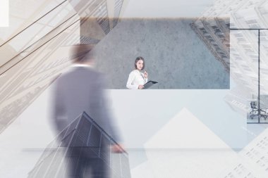 Ofis resepsiyonundaki insanlar