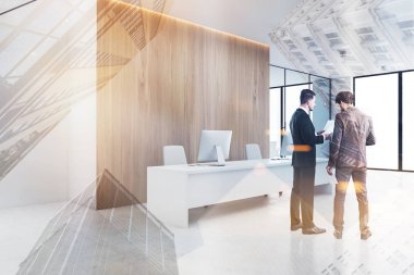 Beyaz ve ahşap açık uzay ofisindeki insanlar.