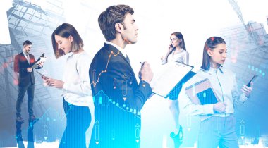 Şehirdeki piyasa analistleri, dijital tablolar