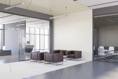 Beyaz bekleme odası, koltuklu.