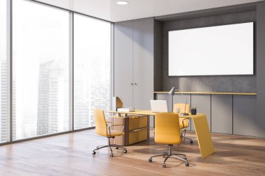 Gri patron ofis köşesi posterli.