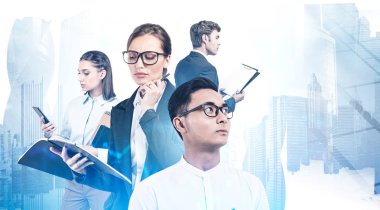 Şehirdeki çeşitli iş adamları beyin fırtınası yapıyor.