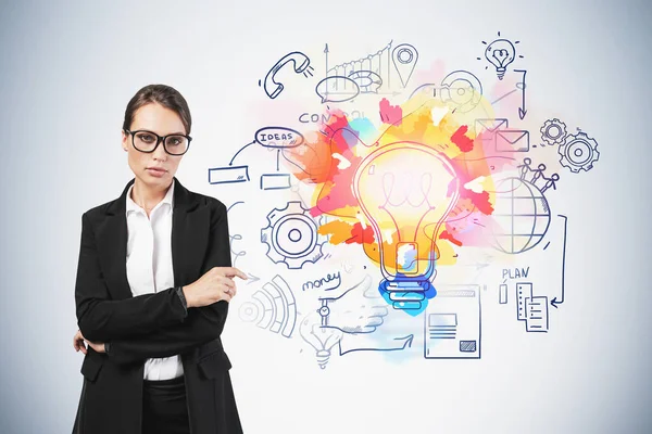 Donna sicura di sé e la sua brillante idea di business — Foto Stock