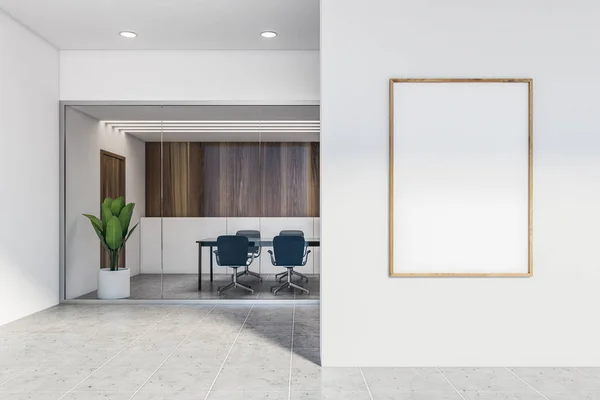 ポスター付きの白と木製の会議室 — ストック写真