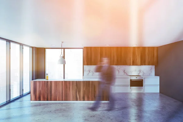 Hombre caminando en cocina gris y mármol — Foto de Stock