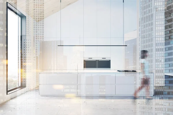 Donna che cammina in soffitta bianca cucina con isola — Foto Stock