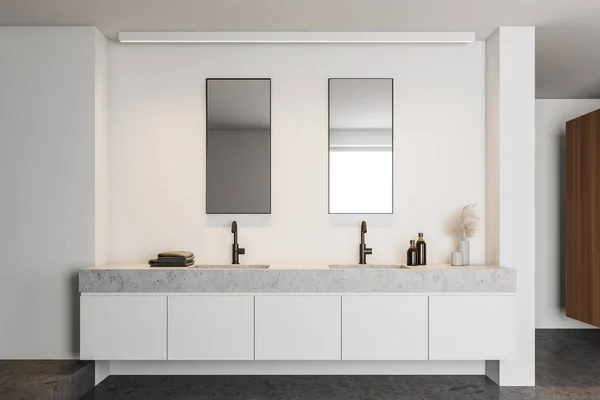 Interior del baño blanco con doble lavabo — Foto de Stock