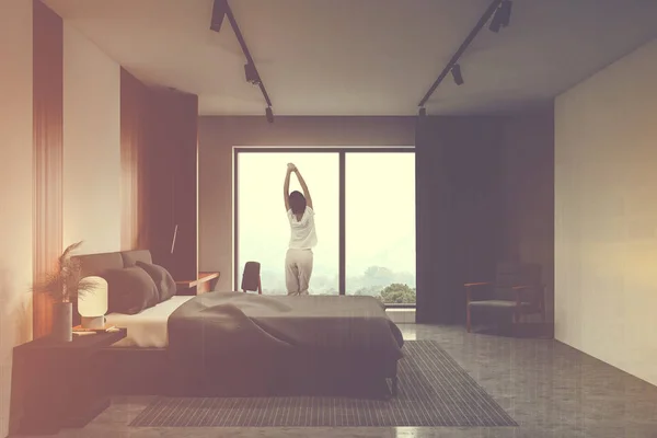 Beyaz ve ahşap yatak odalı kadın — Stok fotoğraf