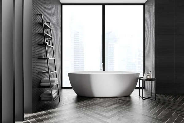 浴槽と棚付きダークグレーのバスルーム — ストック写真