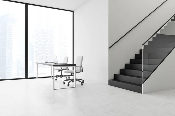 Weißes Panorama-Büro mit Treppe — Stockfoto