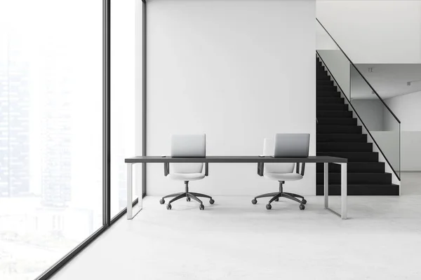 Białe panoramiczne wnętrze biura ze schodami — Zdjęcie stockowe