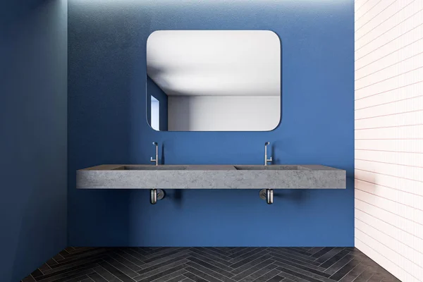Doppelwaschbecken im blauen und rosa Badezimmer — Stockfoto