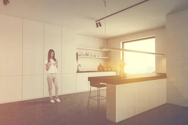 Donna in angolo cucina bianco con bar — Foto Stock