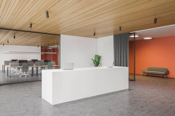 Mesa de recepção em escritório branco e laranja — Fotografia de Stock
