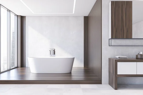 Banheiro branco e de madeira, banheira e pia — Fotografia de Stock