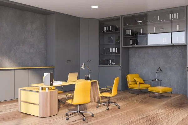 Graue Büroeinrichtung mit gelbem Sessel — Stockfoto