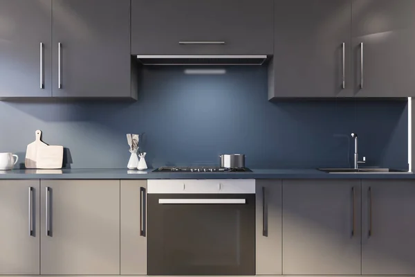 Блакитна кухня з сірими стільницями — стокове фото