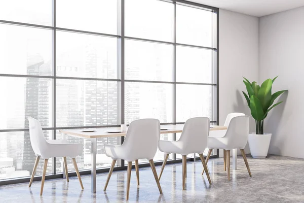 Sala de jantar branca com mesa colocada — Fotografia de Stock