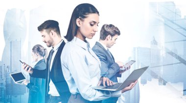 Şehirde aletleri olan bir iş ekibi.