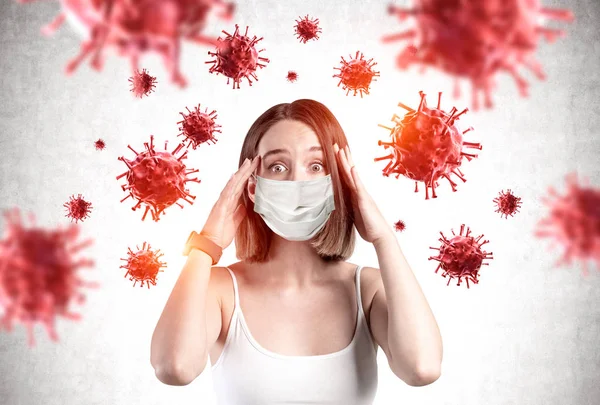 Scared young girl in mask, coronavirus panic — Stock Photo, Image