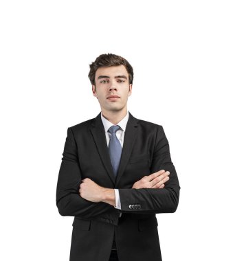 Kendine güvenen genç Avrupalı iş adamının kollarını kavuşturup kameraya bakan zarif takım elbiseli bir portresi. Liderlik kavramı