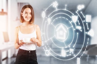 Kahveli neşeli genç kadın bulanık odada duruyor ve fütüristik akıllı ev arayüzü çift pozlu. Otomasyon ve internet kavramı. Tonu ayarlanmış resim