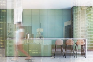 Bulanık genç kız modern mutfakta yeşil duvarları, beton zemini bar tabureleri ve lavabo ve ocağın içine inşa edilmiş uzun yeşil adasıyla yürüyor. Renkli resim çift pozlama