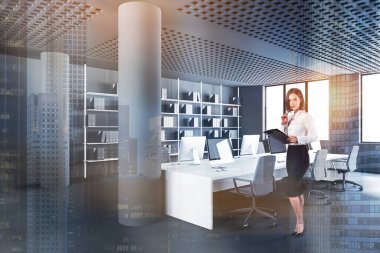 Gri duvarları, halı döşemesi, beyaz bilgisayar masası ve klasörlü rafları olan modern ofiste duran düşünceli bir iş kadını. Renkli resim çift pozlama