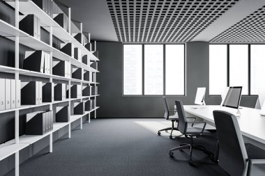 Gri duvarları, halılı zemini, uzun beyaz bilgisayar masası ve klasörlü kitaplığı olan şık bir açık uzay ofisi. Bulanık şehir manzaralı bir pencere. 3d oluşturma