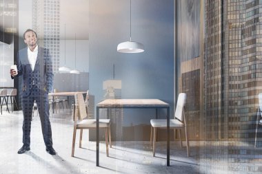 Kahveli gülümseyen Afrikalı Amerikalı işadamı gri ve ahşap duvarları, taş zemini, kare masaları, beyaz sandalyeleri ve tabureleri olan modern bir restoranda duruyor. Renkli resim çift pozlama