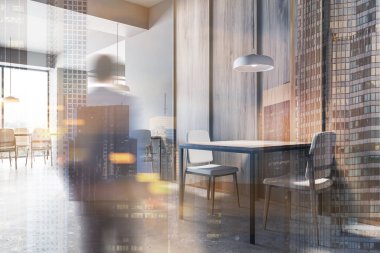 Gri ve ahşap duvarları, beton zemini, kare ahşap masaları ve beyaz sandalyeleriyle modern restorana giren bulanık işadamının arka görüntüsü. Renkli resim çift pozlama