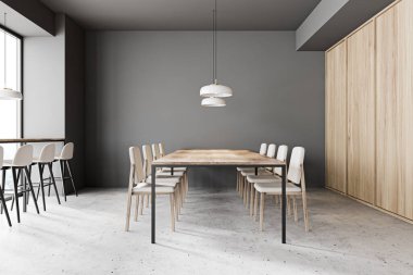 Gri ve ahşap duvarları, beton zemini, uzun ahşap masaları ve pencerenin yanında taburesi olan modern endüstriyel kafe. 3d oluşturma