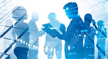 Değişik yatırımcıların siluetleri gökdelen arka planında birlikte çalışıyor. Bulanık finansal grafiği ve gezegen hologramının iki katına çıkıyor. Takım çalışması ve borsa kavramı. Tonu ayarlanmış resim